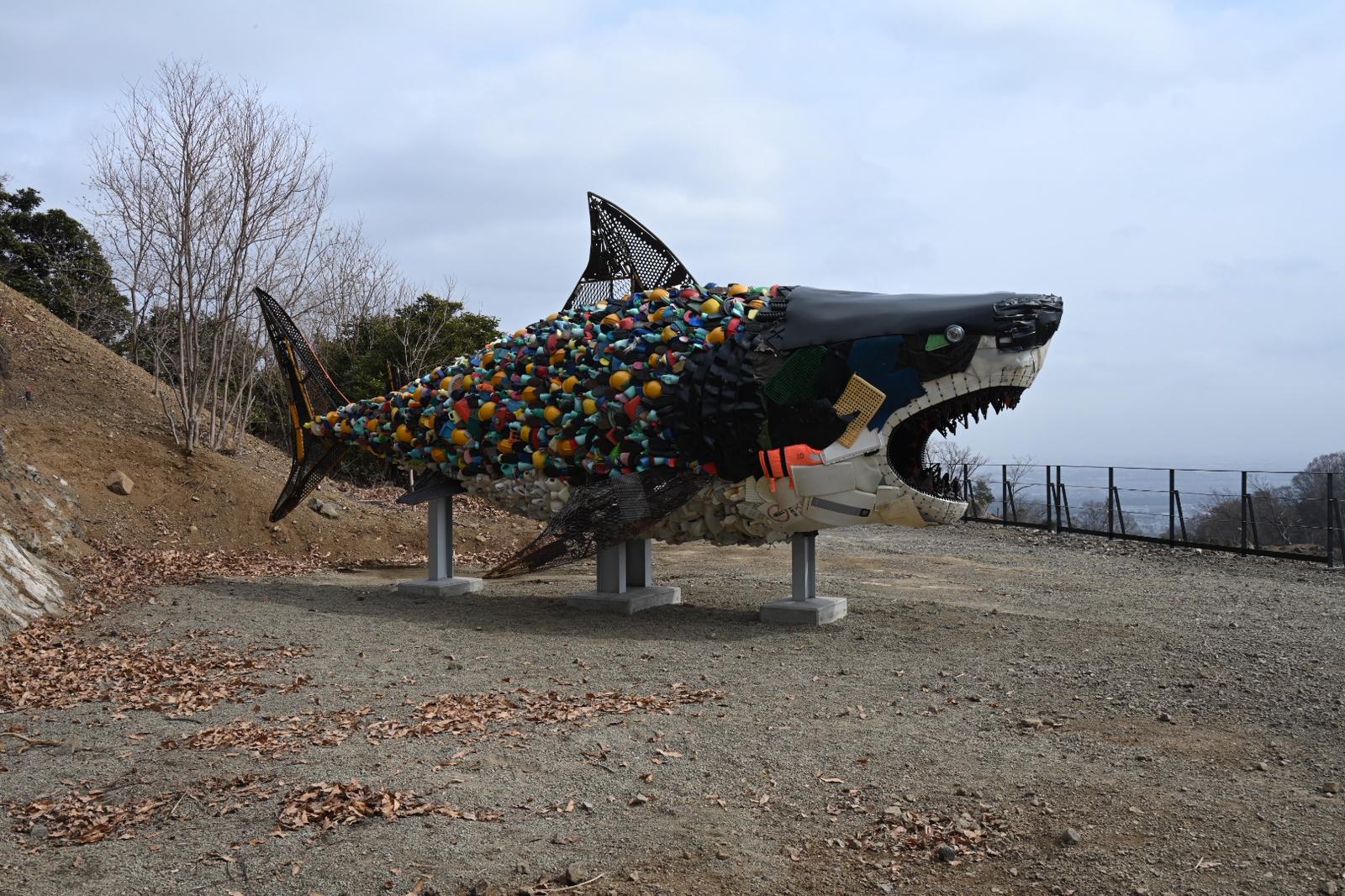 淀川テクニックによる全長９メートルの屋外作品「華厳の森のメガロドン」が完成しました！